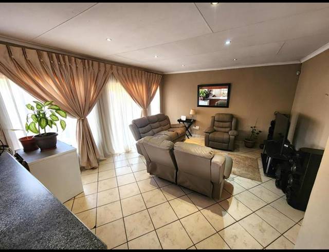 3 BEDROOM HOUSE FOR SALE IN THE ORCHARDS